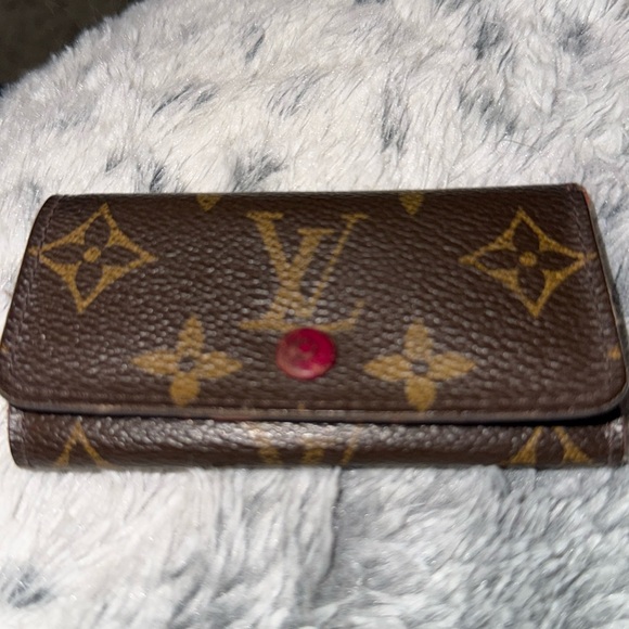 Men’s Or Women’s Louis Vuitton Key Carrier with Rare Red Interior! Super clean! - Picture 13 of 13